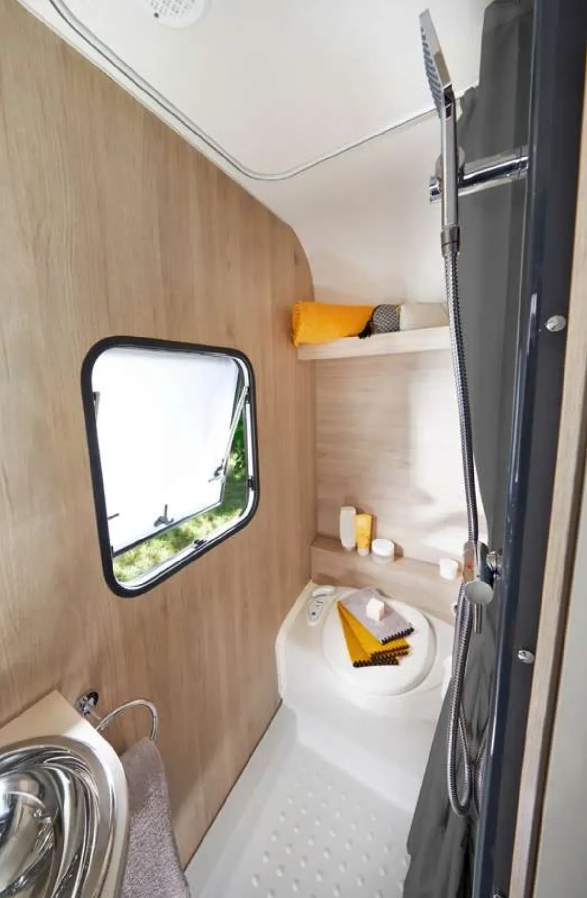 Caravelair Alba 497 badkamer met douche en raam