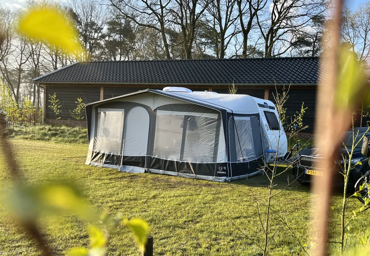 Sterckeman EASY497 op camping met voortent