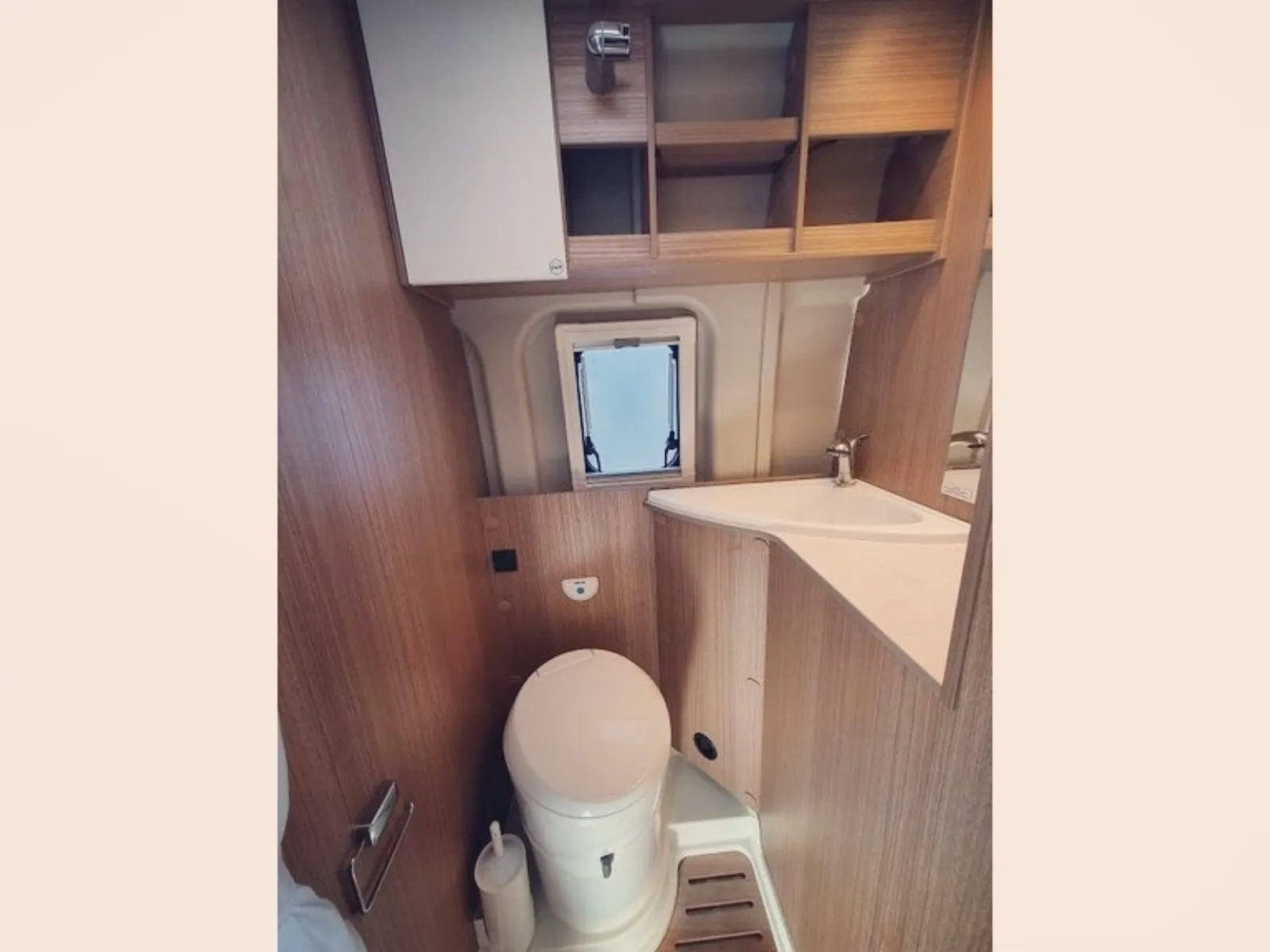 SunLight CLIFF 600 badkamer met toilet en wastafel