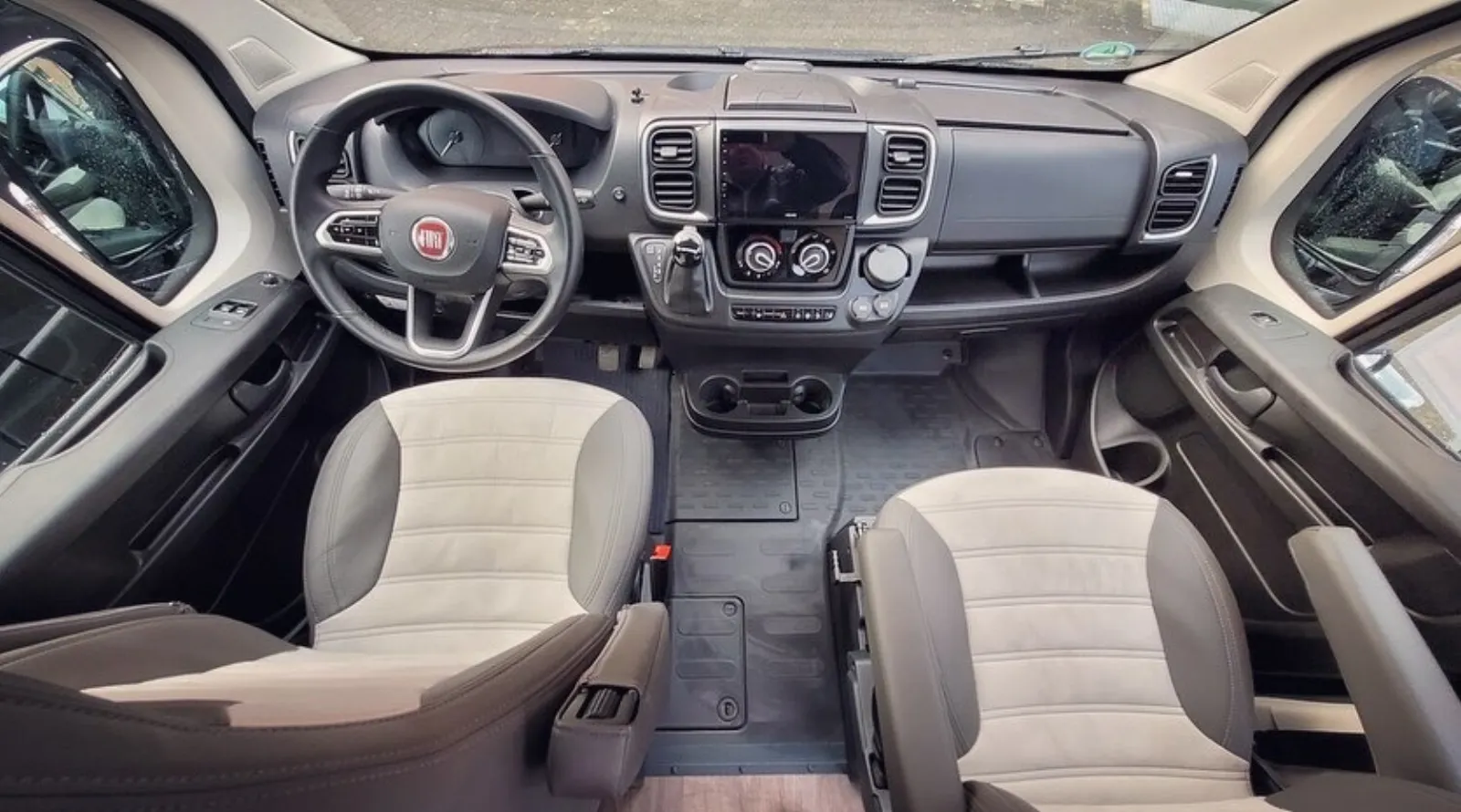 SunLight CLIFF 600 cockpit met draaistoelen en dashboard