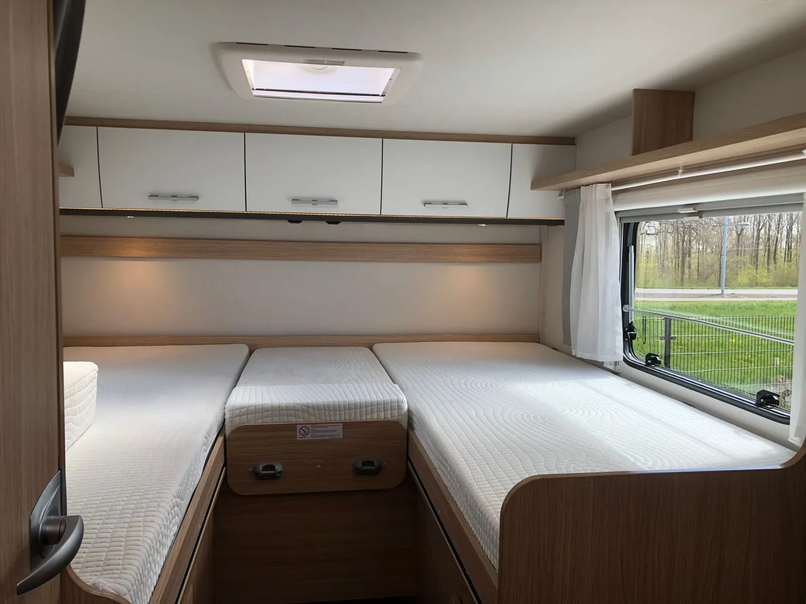 SunLight T68 XXL achterbed met opbergkasten