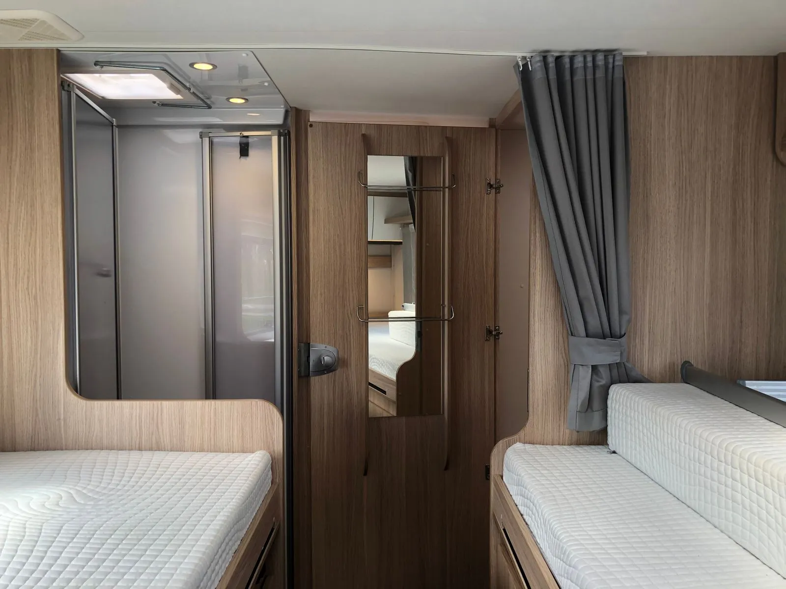 SunLight T68 slaapgedeelte met douche en spiegel