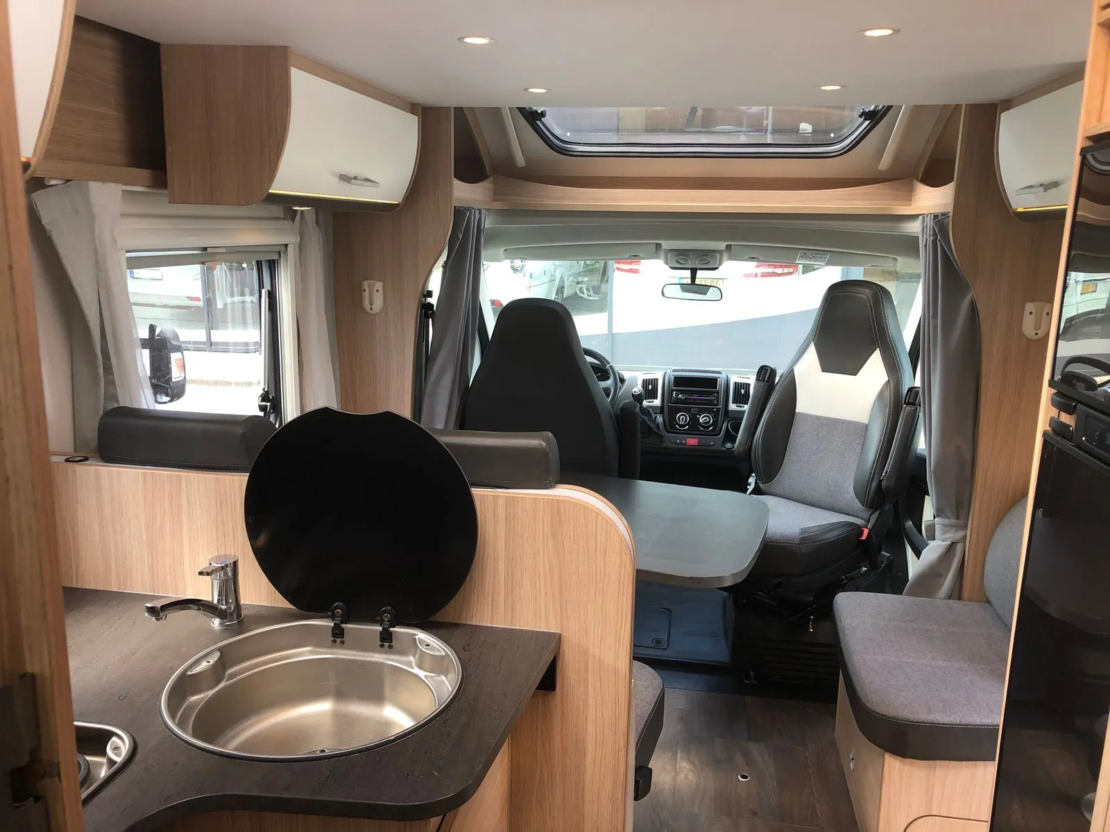 SunLight T68 keuken met spoelbak en zitgroep