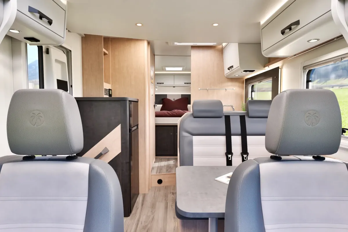 SunLight T690L Automaat leefruimte met draaistoelen en zitgroep